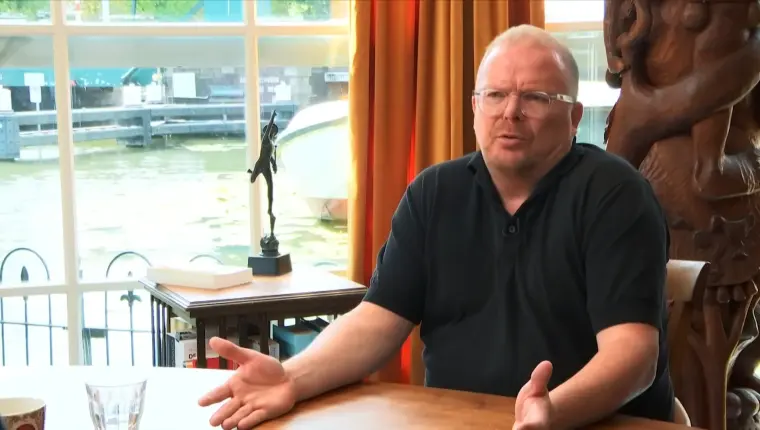 Jan Roos vrijgesproken van opruiing na uitspraken over Sunneklaas